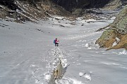 67 Ripida discesa su neve con attenzione